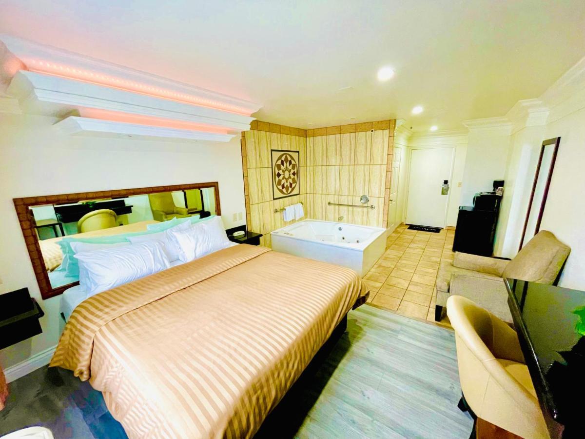 Rodeway Inn Санта Ана Екстериор снимка