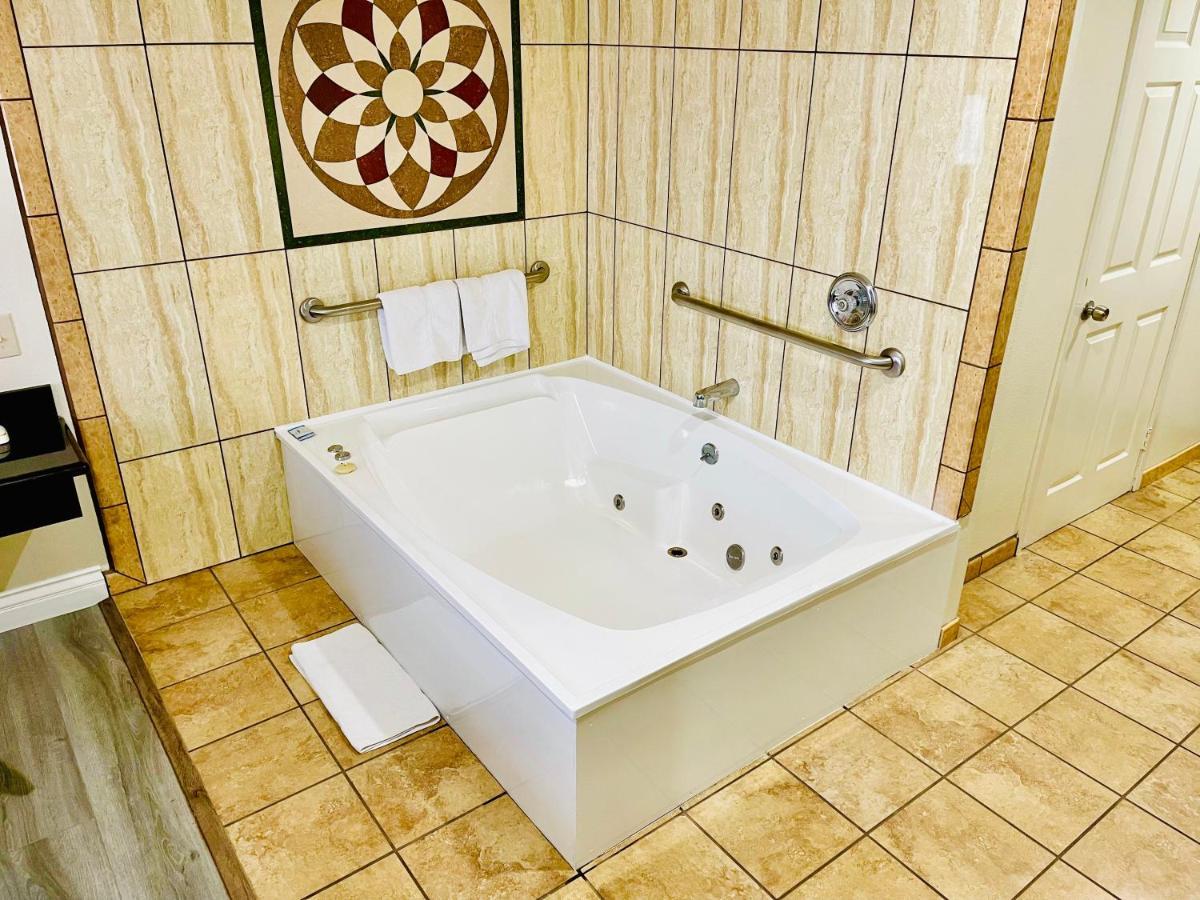 Rodeway Inn Санта Ана Екстериор снимка