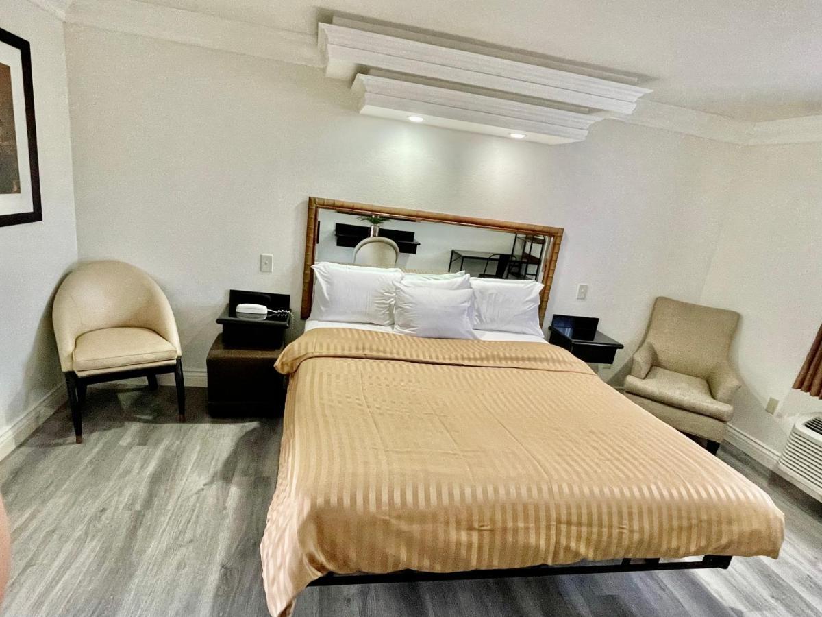 Rodeway Inn Санта Ана Екстериор снимка