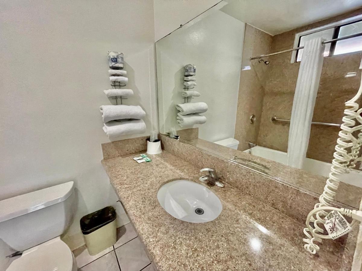 Rodeway Inn Санта Ана Екстериор снимка