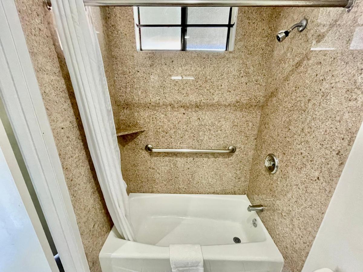Rodeway Inn Санта Ана Екстериор снимка