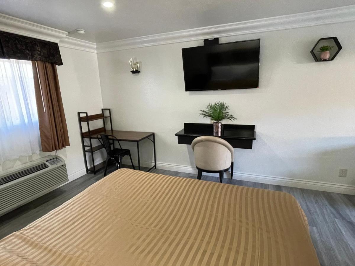 Rodeway Inn Санта Ана Екстериор снимка