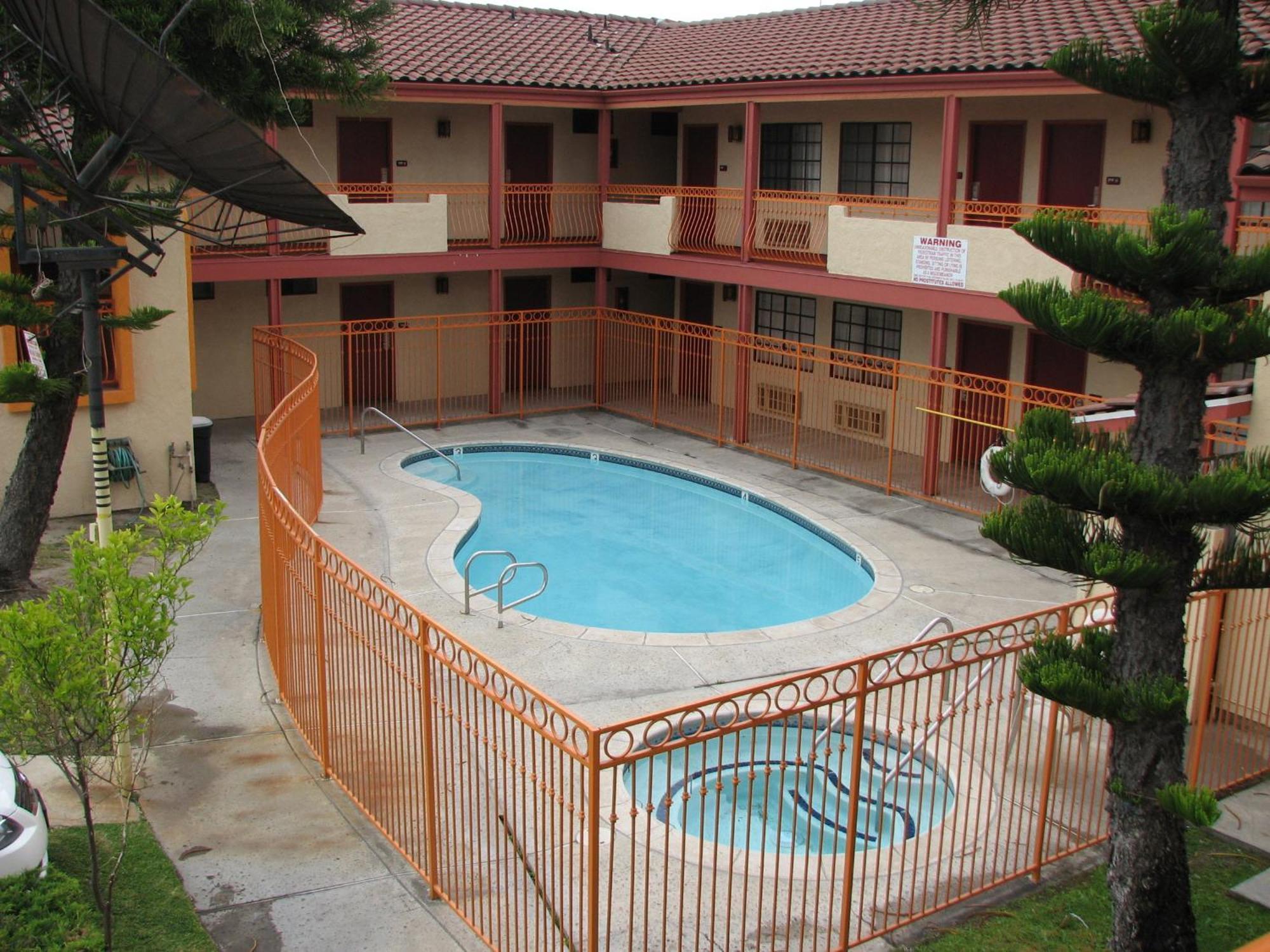 Rodeway Inn Санта Ана Екстериор снимка