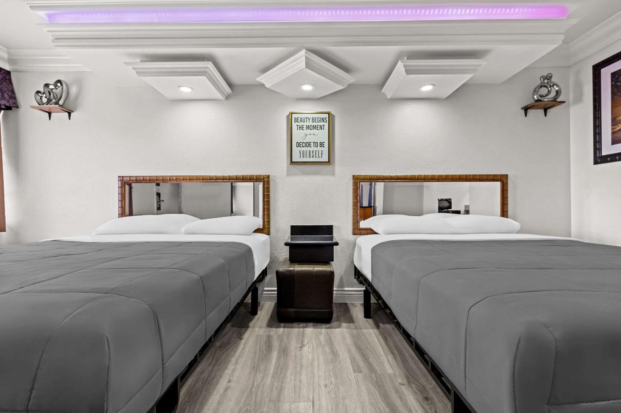 Rodeway Inn Санта Ана Екстериор снимка