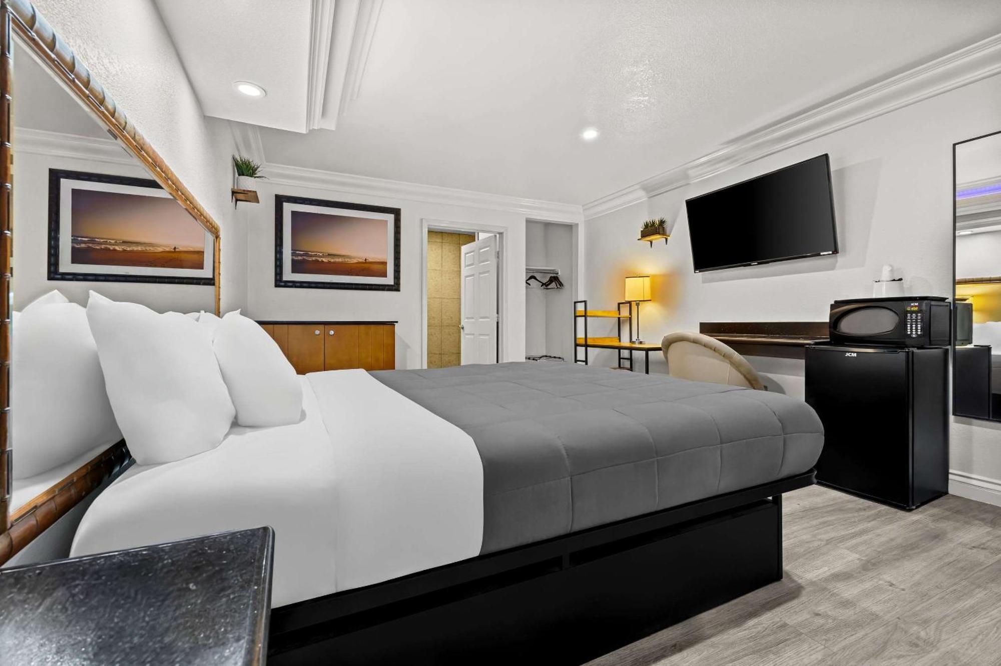 Rodeway Inn Санта Ана Екстериор снимка