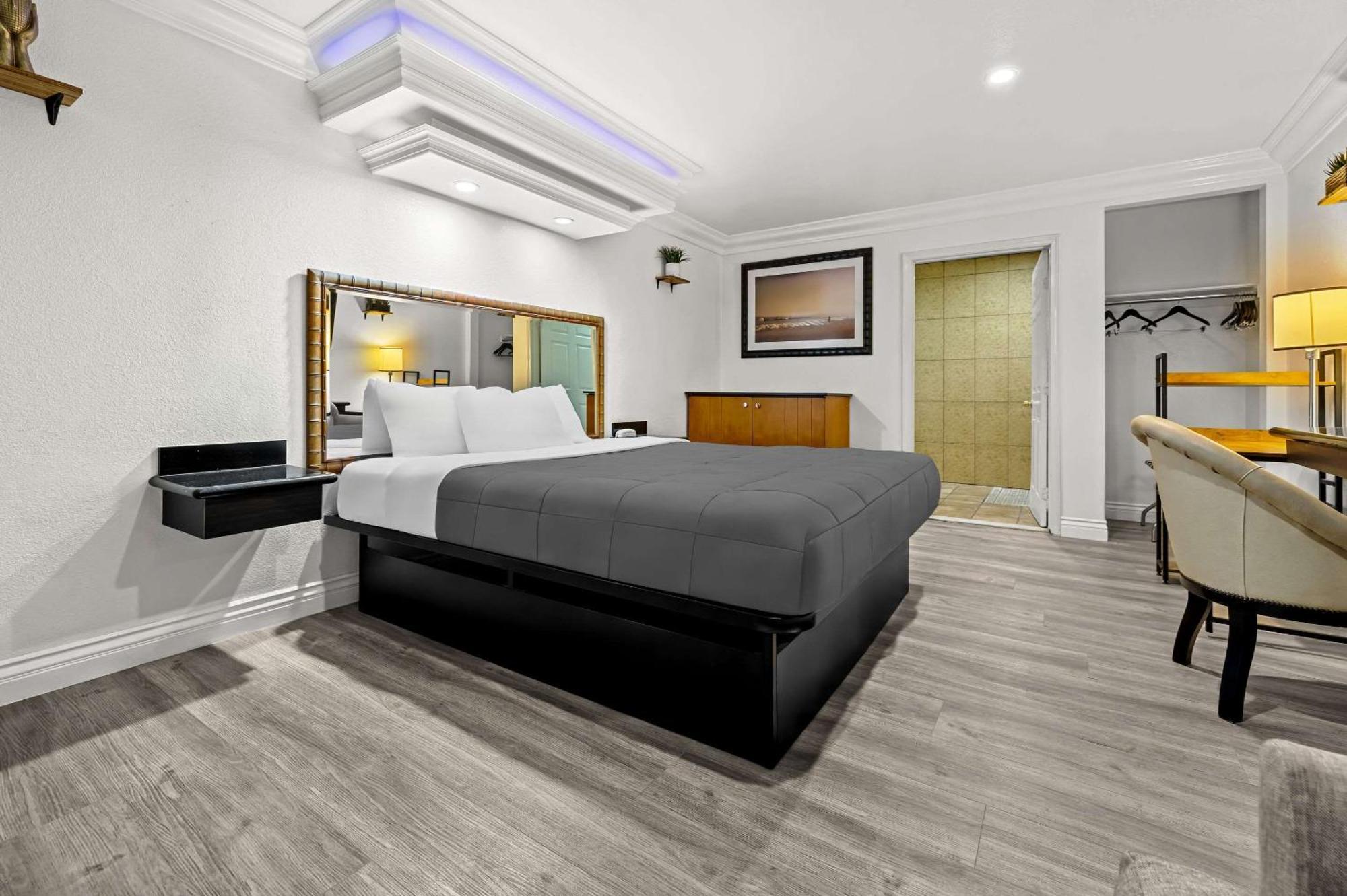 Rodeway Inn Санта Ана Екстериор снимка