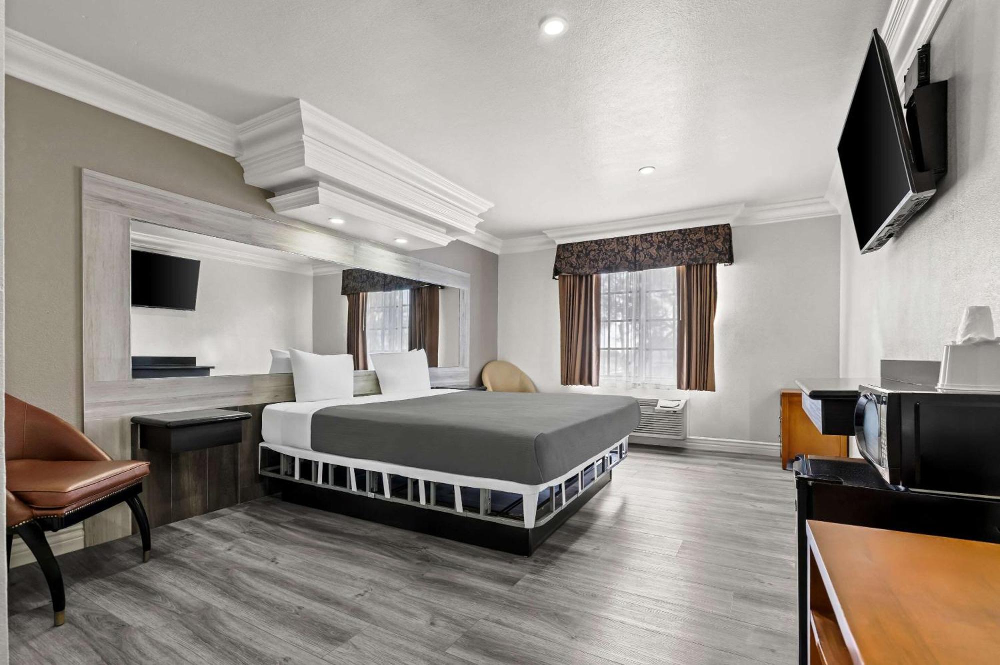Rodeway Inn Санта Ана Екстериор снимка