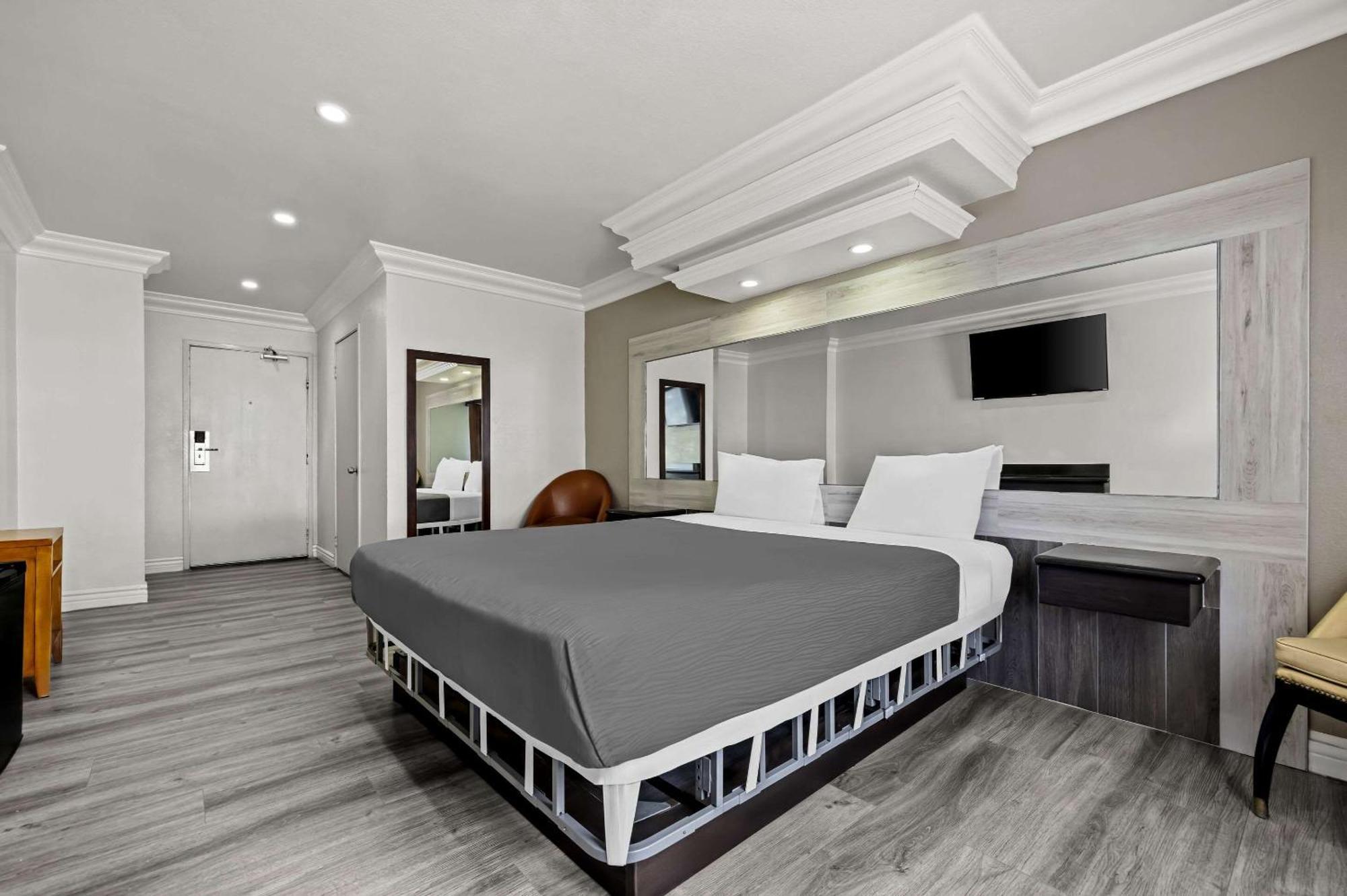 Rodeway Inn Санта Ана Екстериор снимка