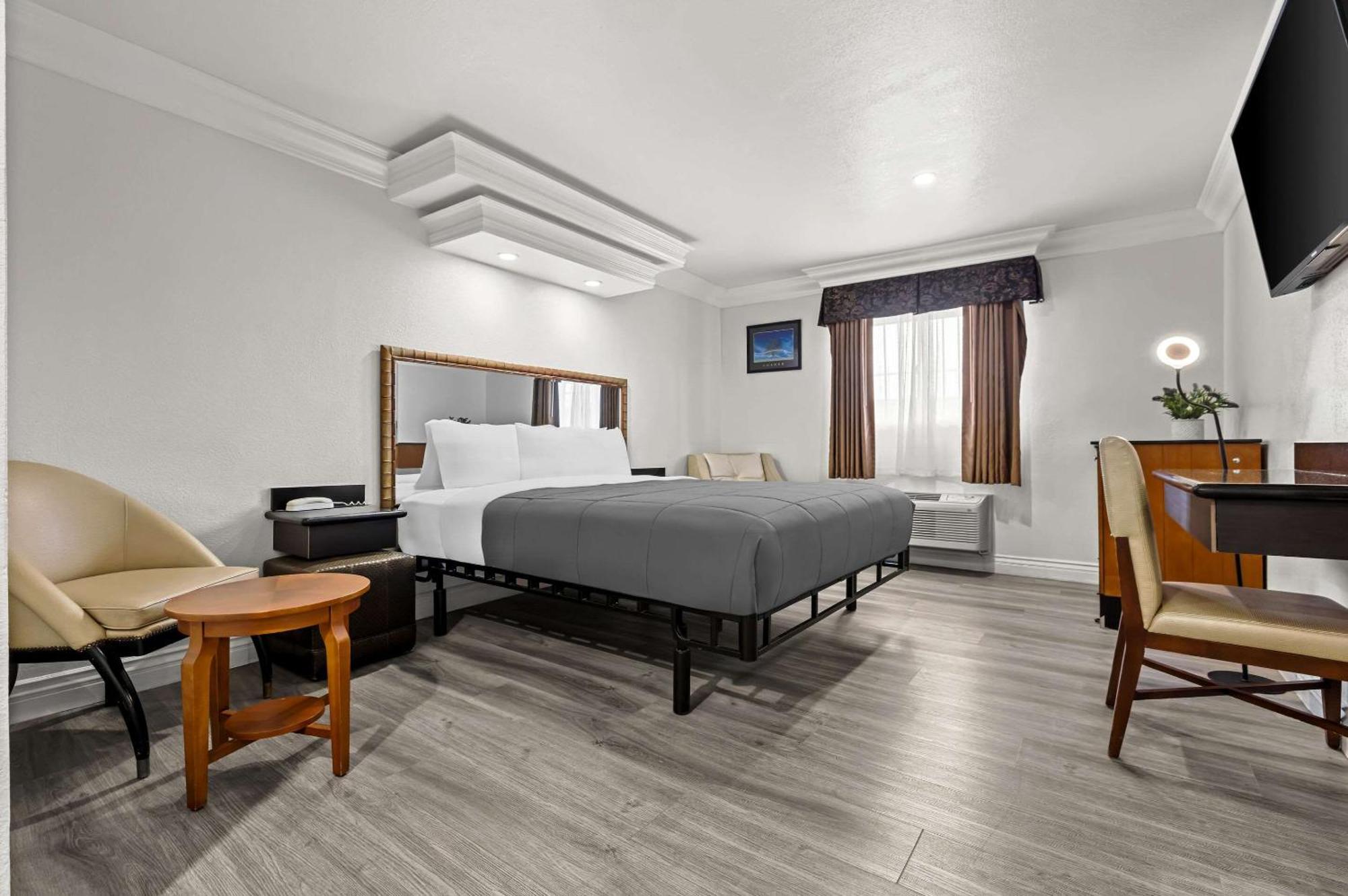 Rodeway Inn Санта Ана Екстериор снимка