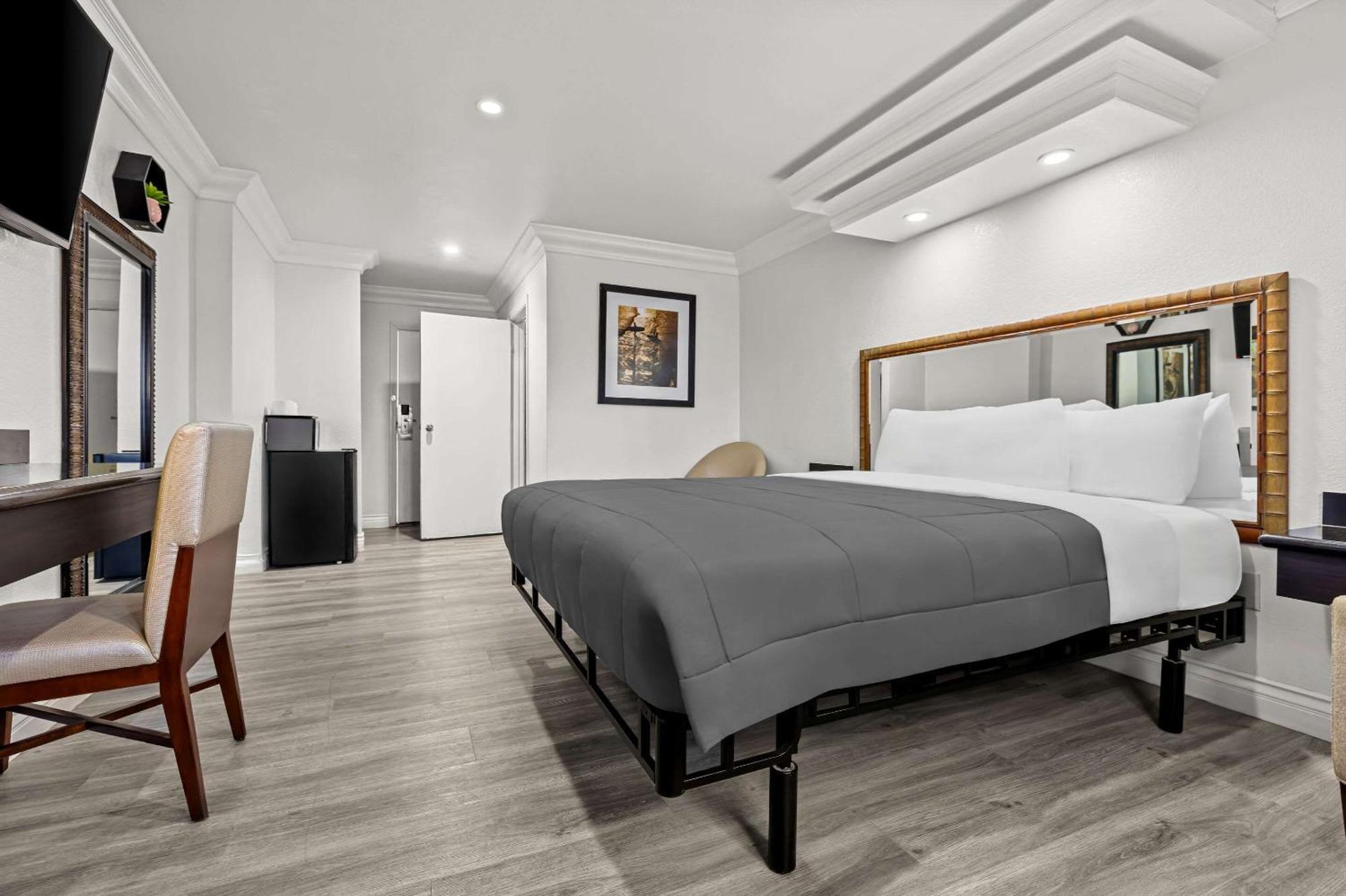 Rodeway Inn Санта Ана Екстериор снимка