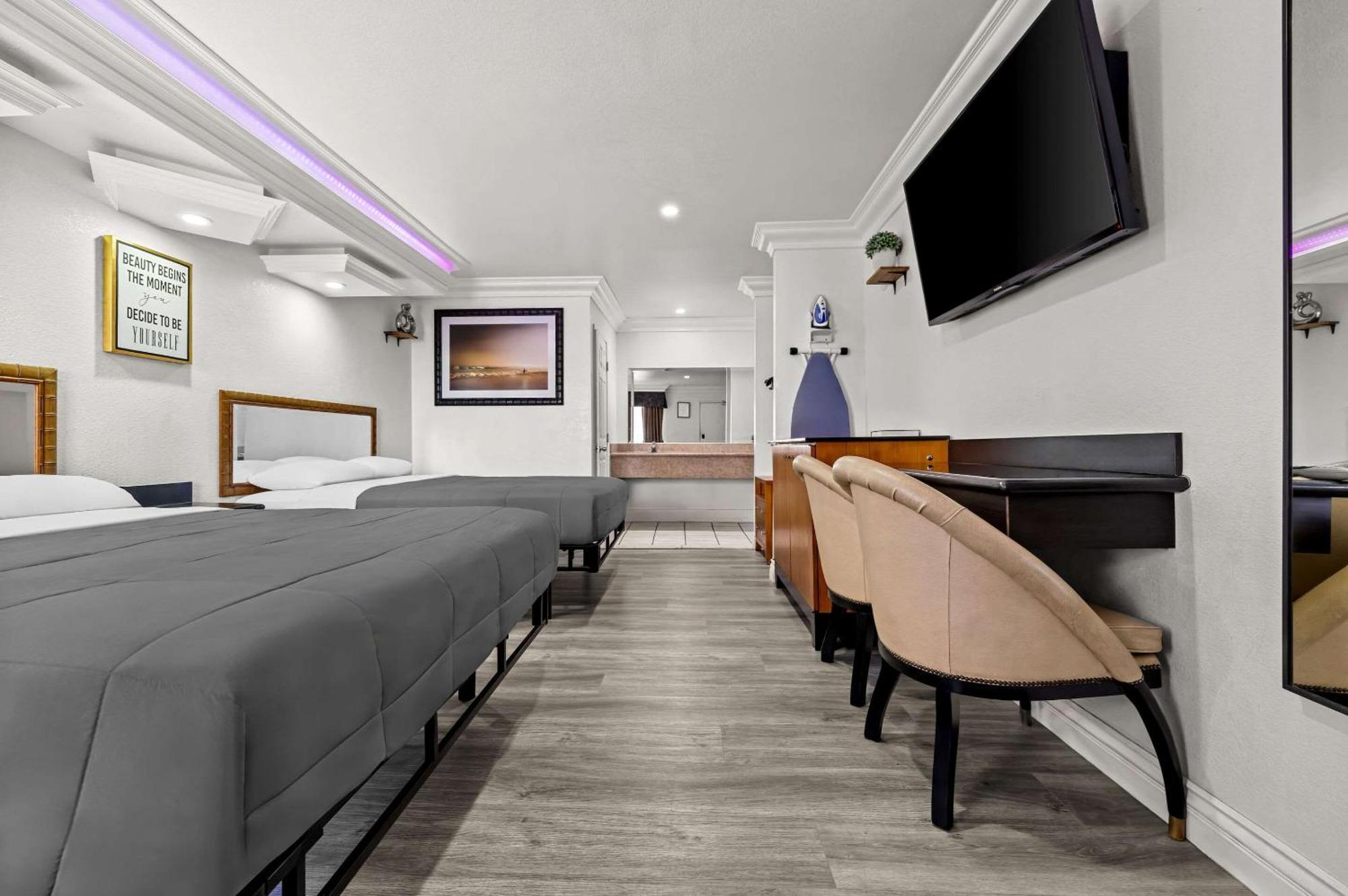 Rodeway Inn Санта Ана Екстериор снимка