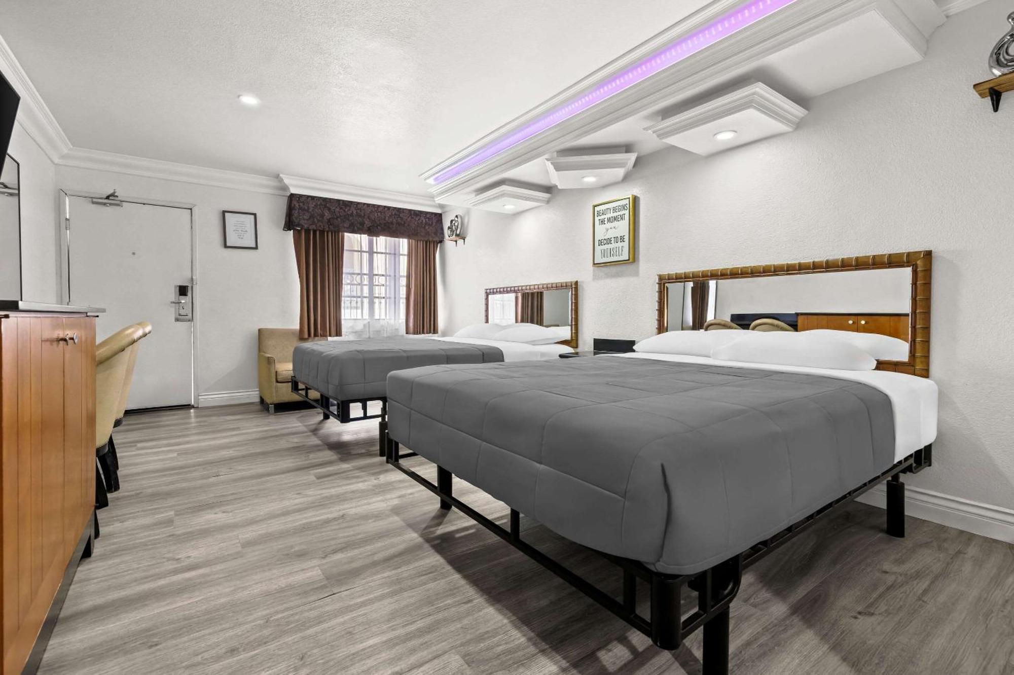 Rodeway Inn Санта Ана Екстериор снимка